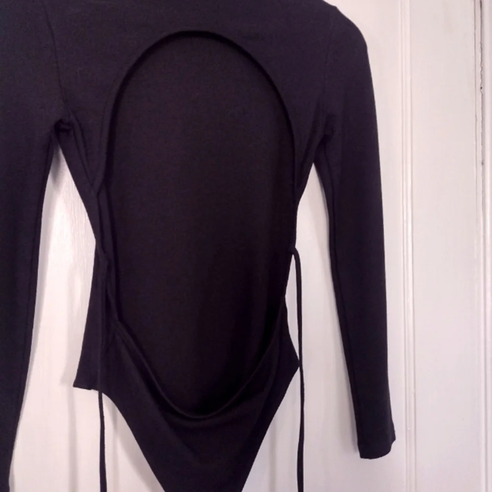 NA-KD Open Back Bodysuit - Picture 9 of 14